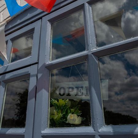 Queens Head Inn Ившам Екстериор снимка
