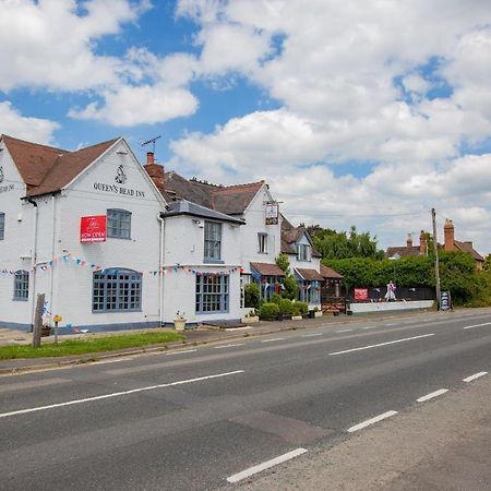 Queens Head Inn Ившам Екстериор снимка