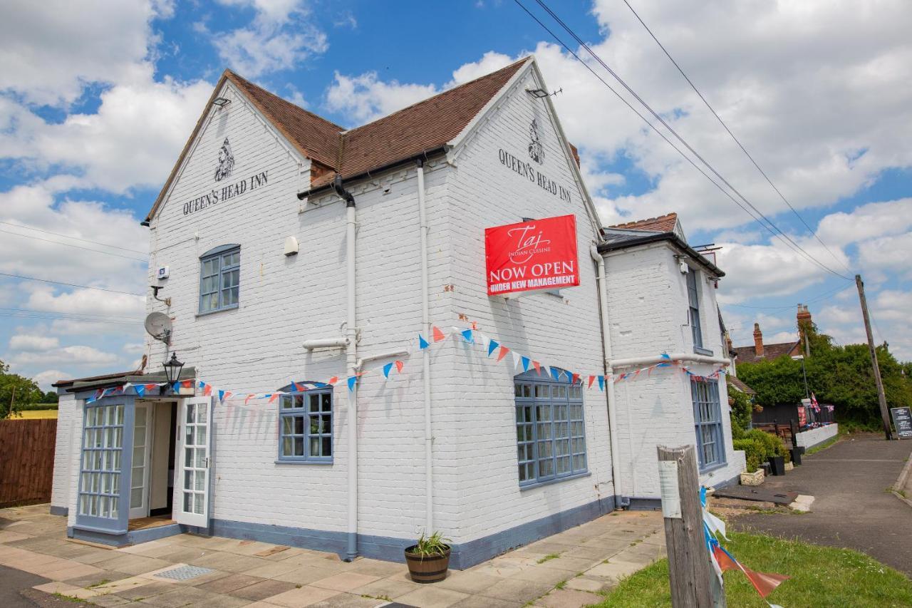 Queens Head Inn Ившам Екстериор снимка