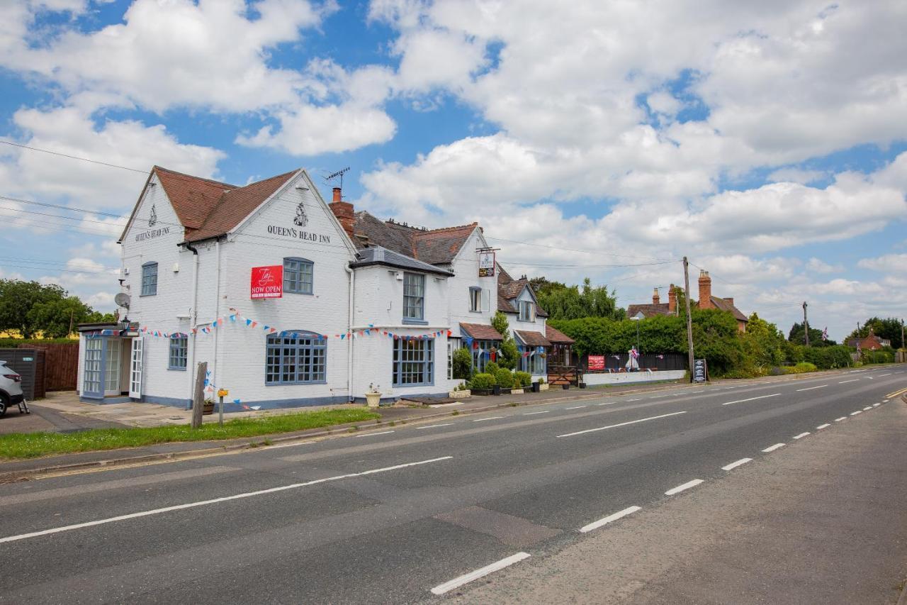 Queens Head Inn Ившам Екстериор снимка