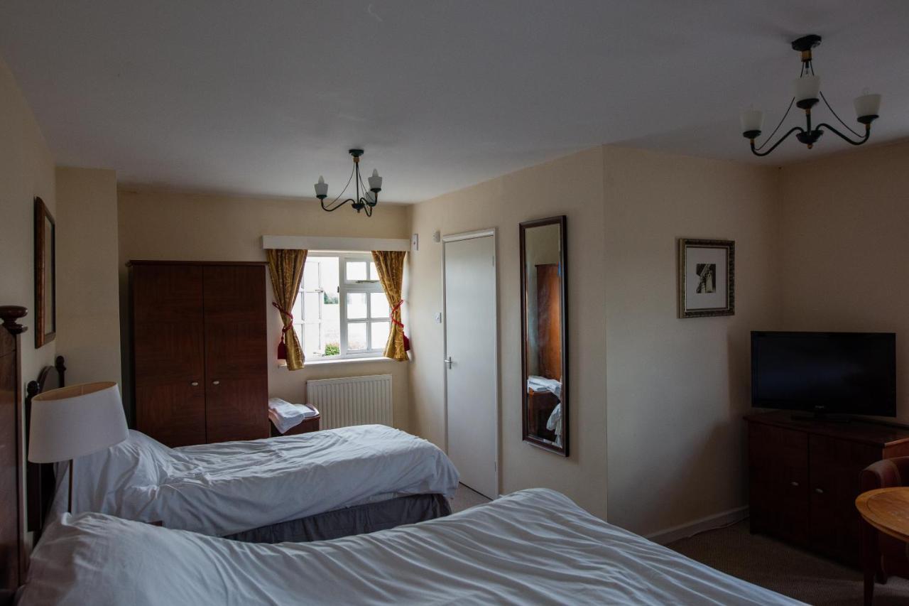 Queens Head Inn Ившам Екстериор снимка
