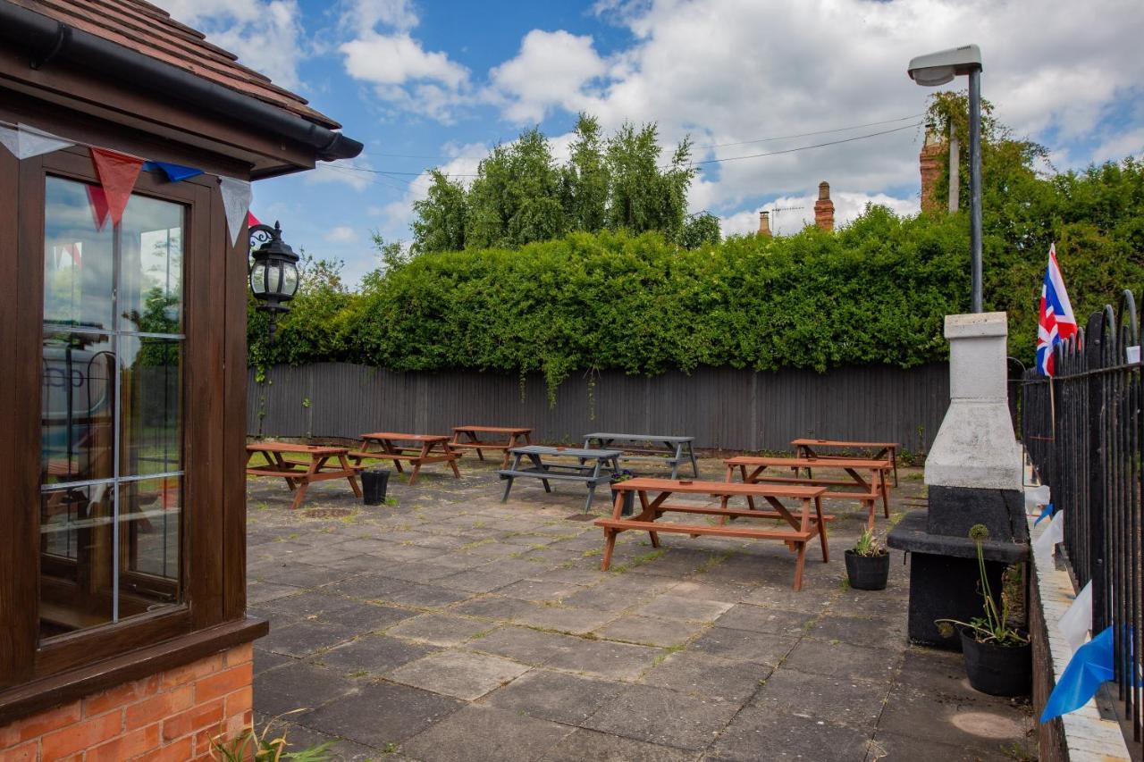 Queens Head Inn Ившам Екстериор снимка