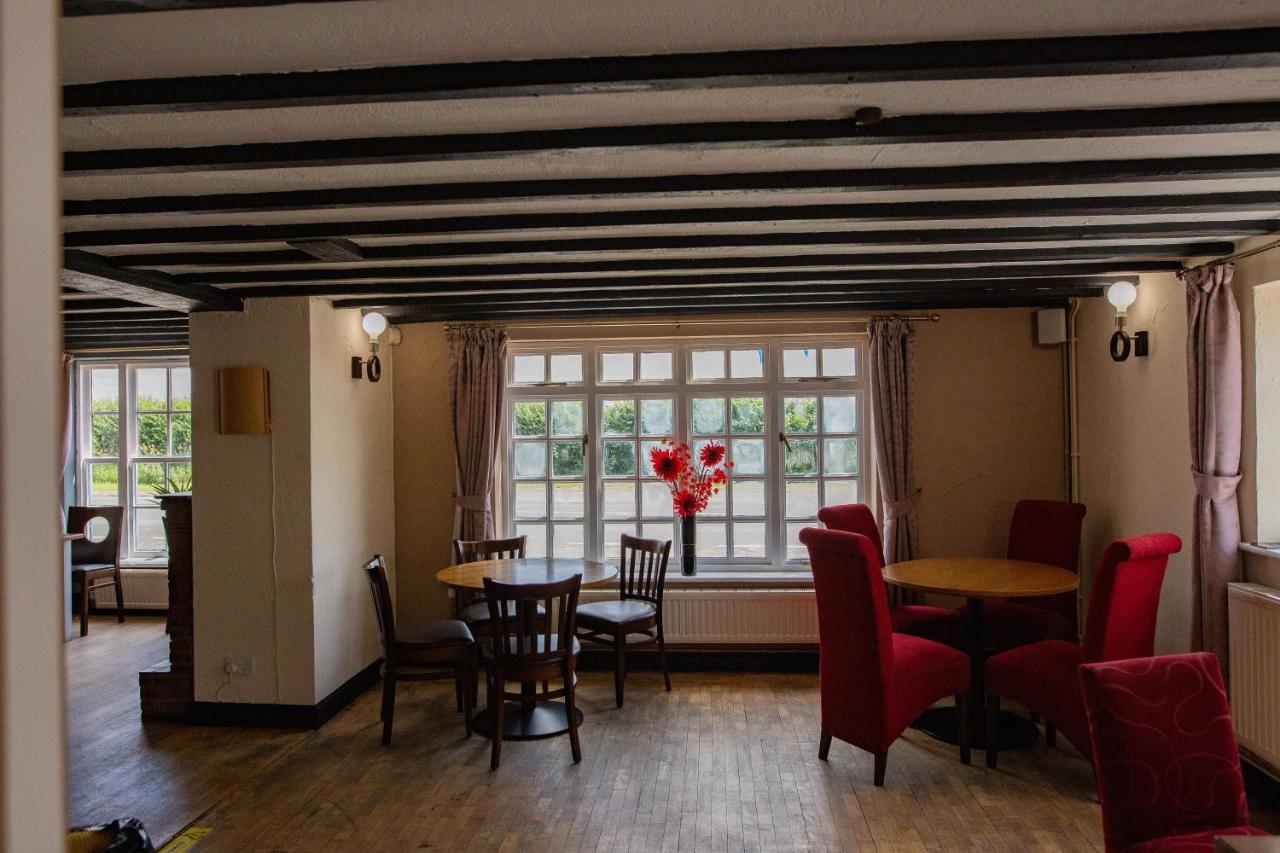 Queens Head Inn Ившам Екстериор снимка