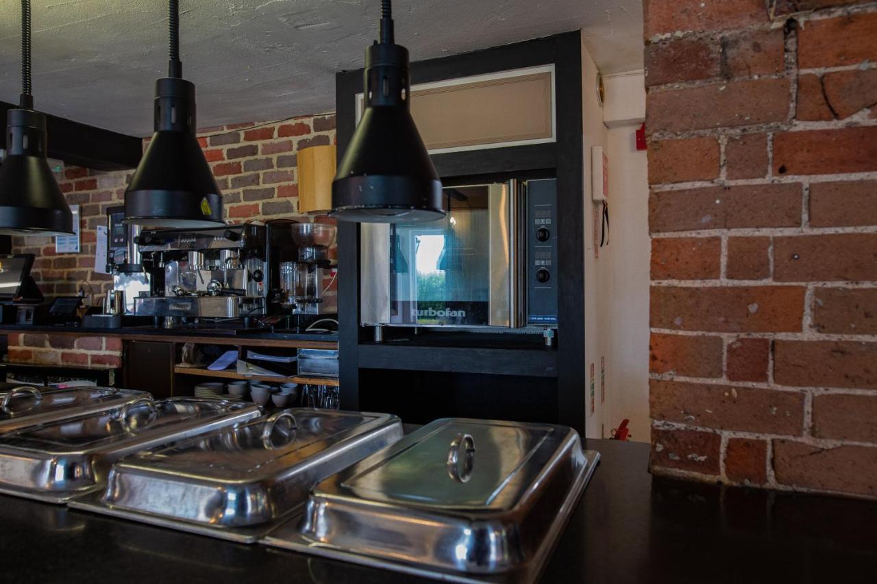 Queens Head Inn Ившам Екстериор снимка