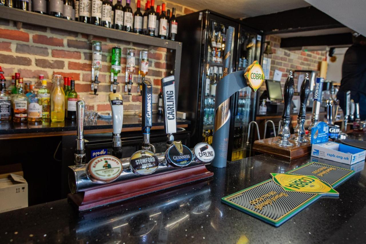 Queens Head Inn Ившам Екстериор снимка