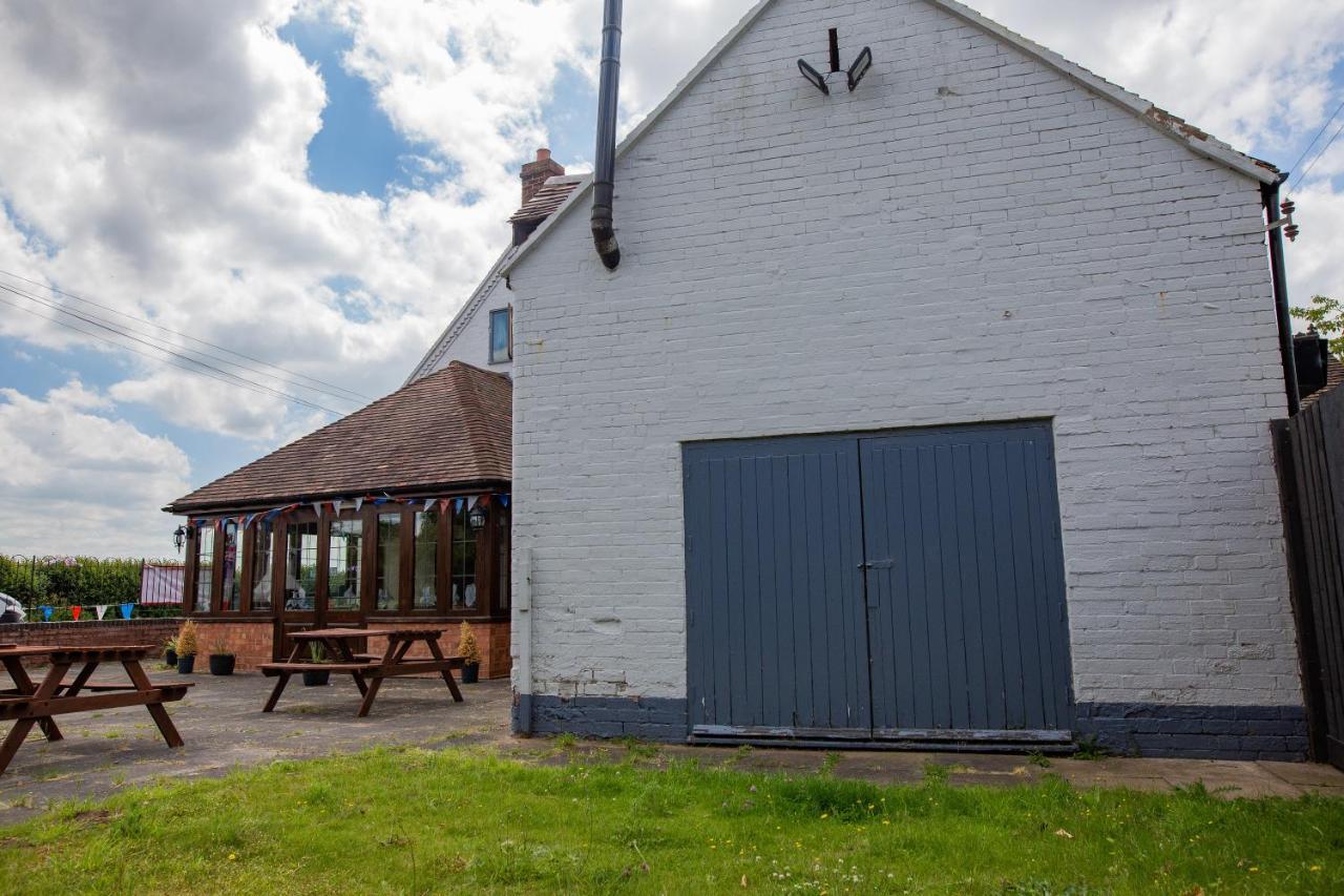 Queens Head Inn Ившам Екстериор снимка