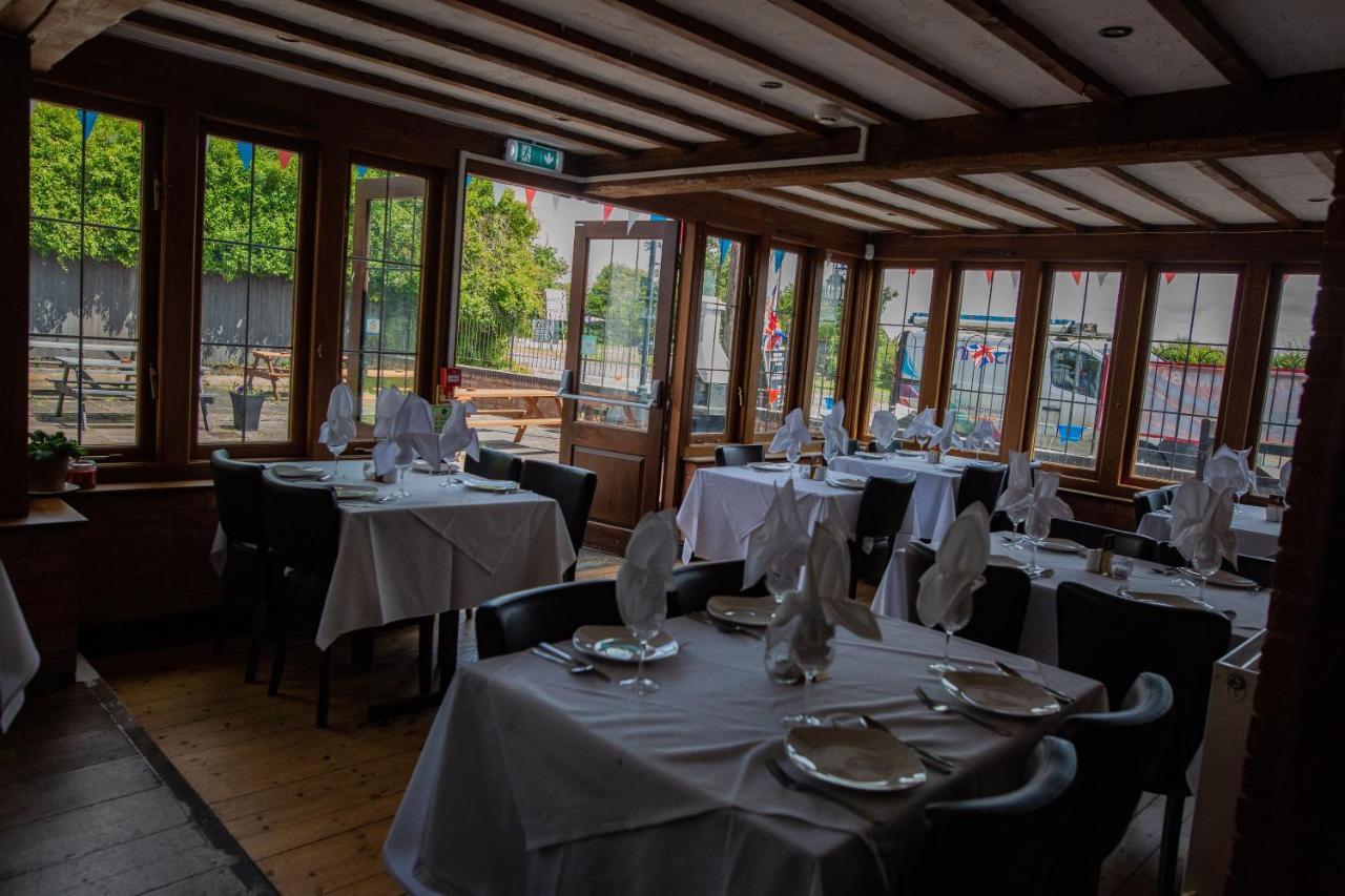 Queens Head Inn Ившам Екстериор снимка