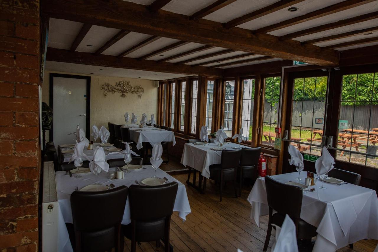 Queens Head Inn Ившам Екстериор снимка