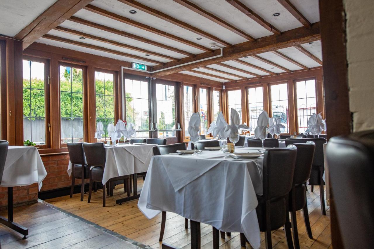 Queens Head Inn Ившам Екстериор снимка