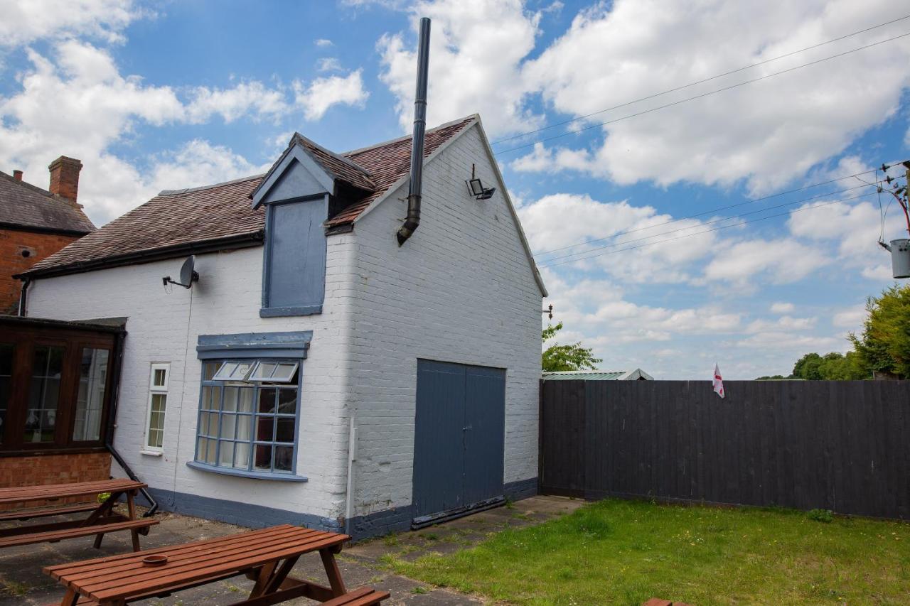Queens Head Inn Ившам Екстериор снимка