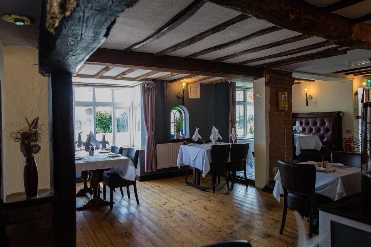 Queens Head Inn Ившам Екстериор снимка