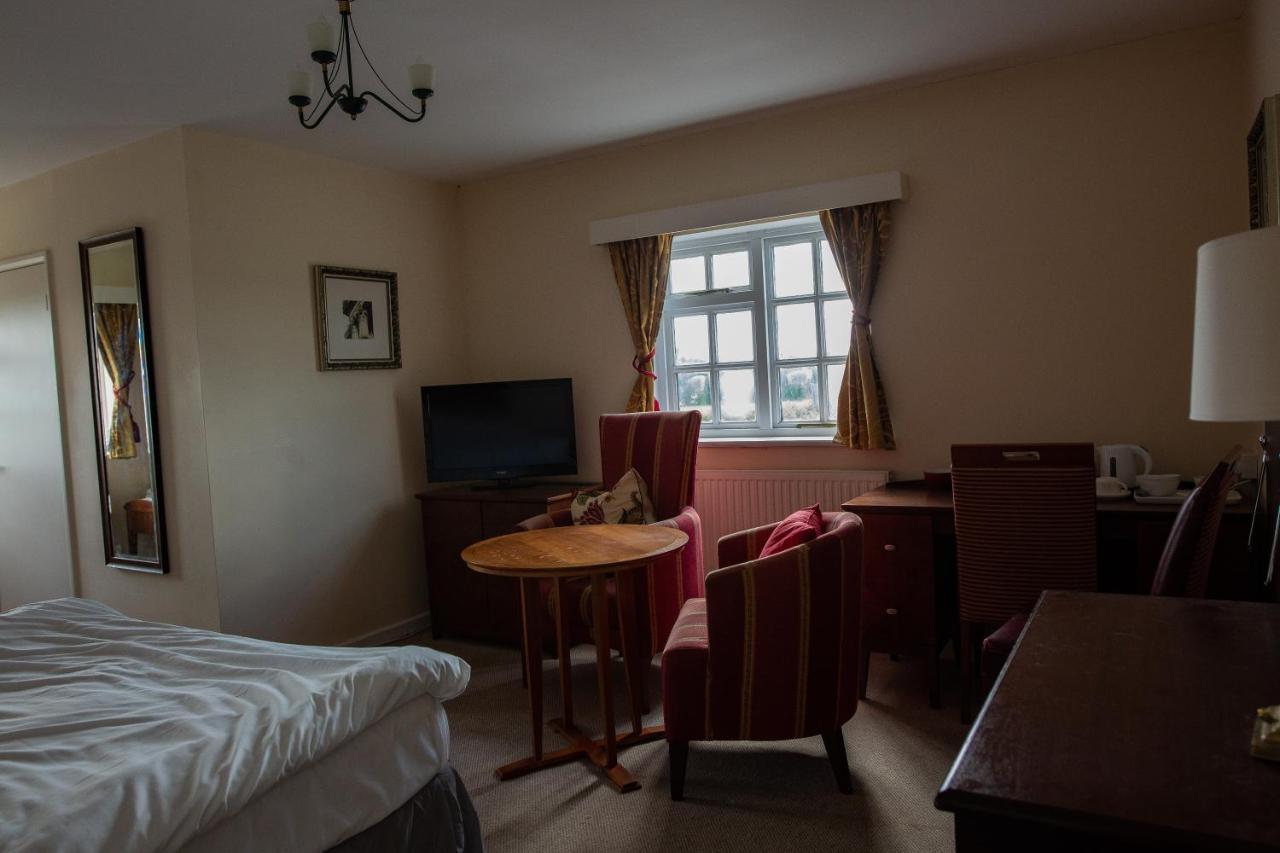 Queens Head Inn Ившам Екстериор снимка