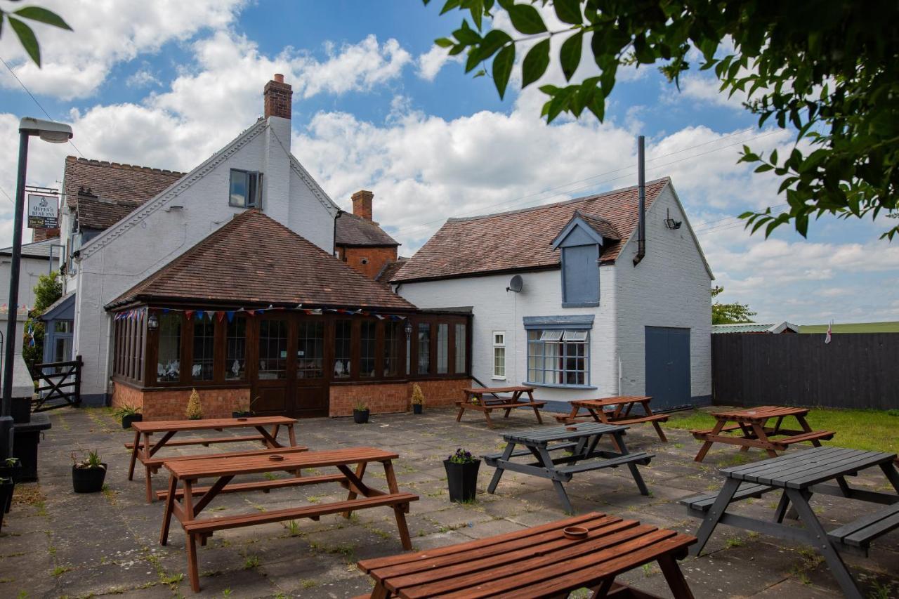 Queens Head Inn Ившам Екстериор снимка