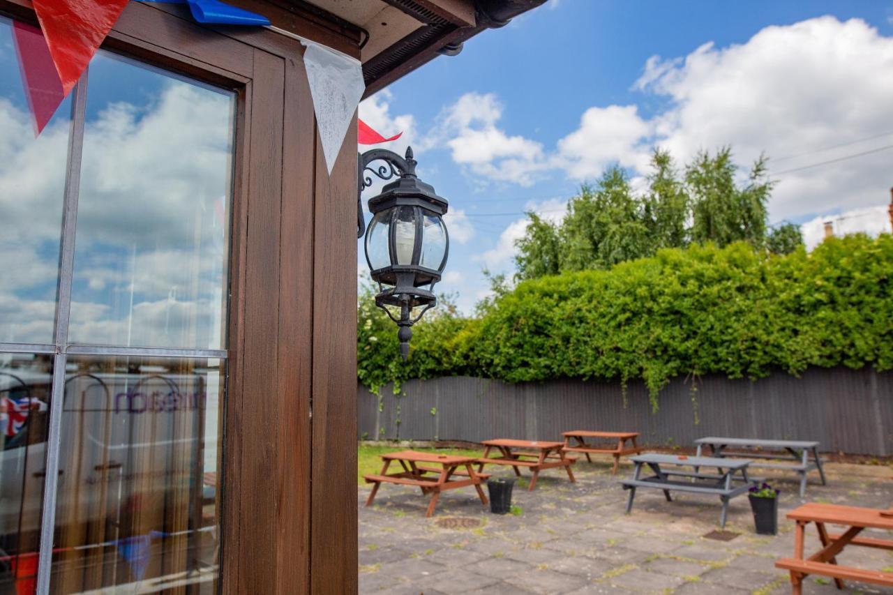 Queens Head Inn Ившам Екстериор снимка