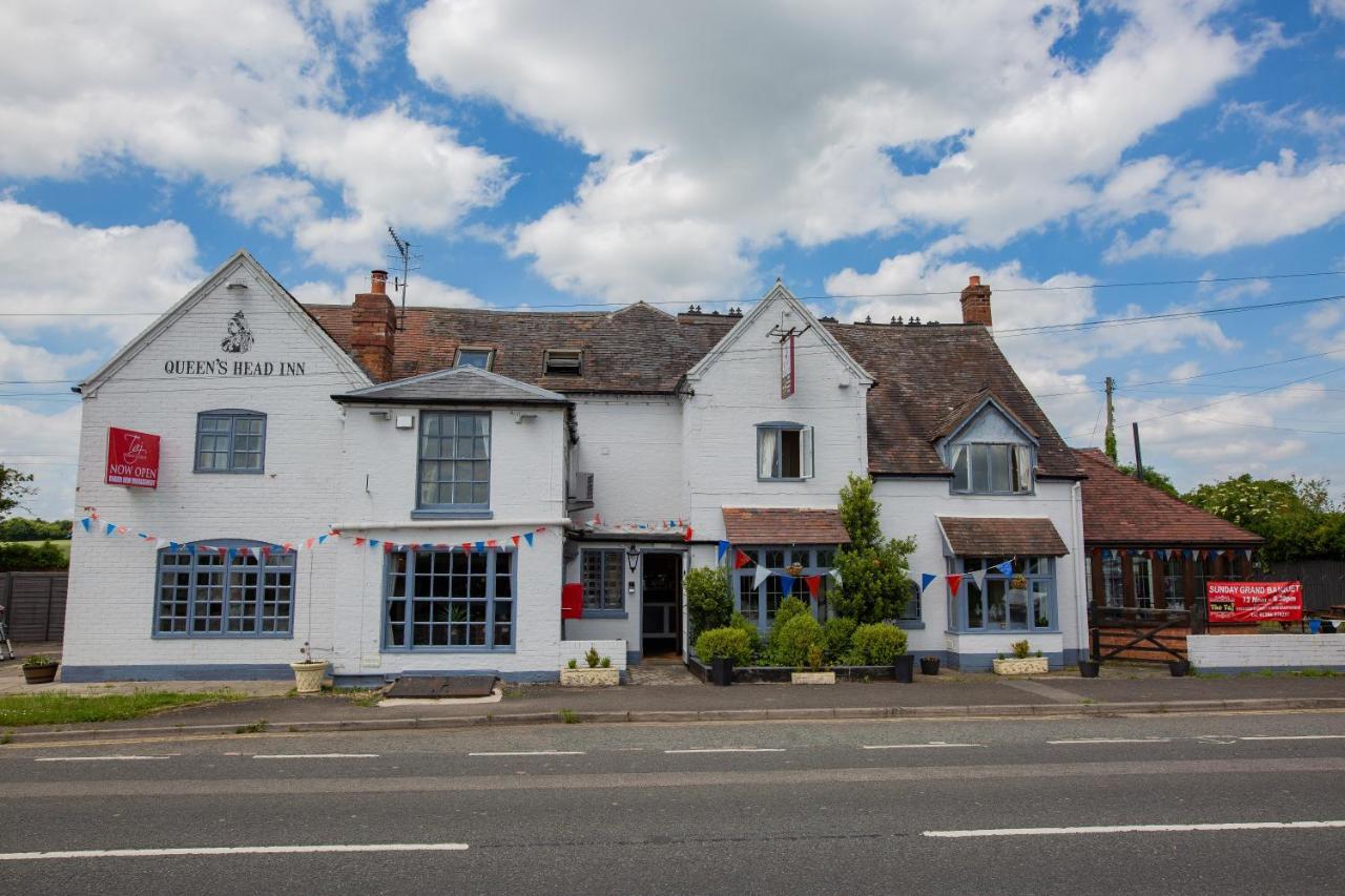 Queens Head Inn Ившам Екстериор снимка